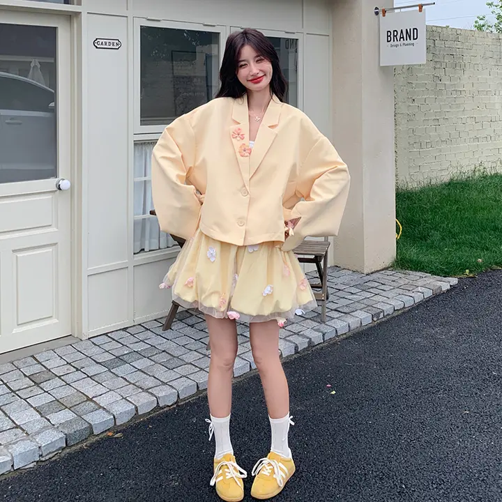 立体花柄のアシンメトリーボディスーツ風イエロードレス【秋用・小柄さん向け・甘めデザイン】（セットアップ対応）