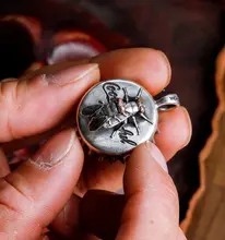 個性的なシルバーのハエモチーフネックレス【ユニークデザイン・アンティーク風・昆虫モチーフ】