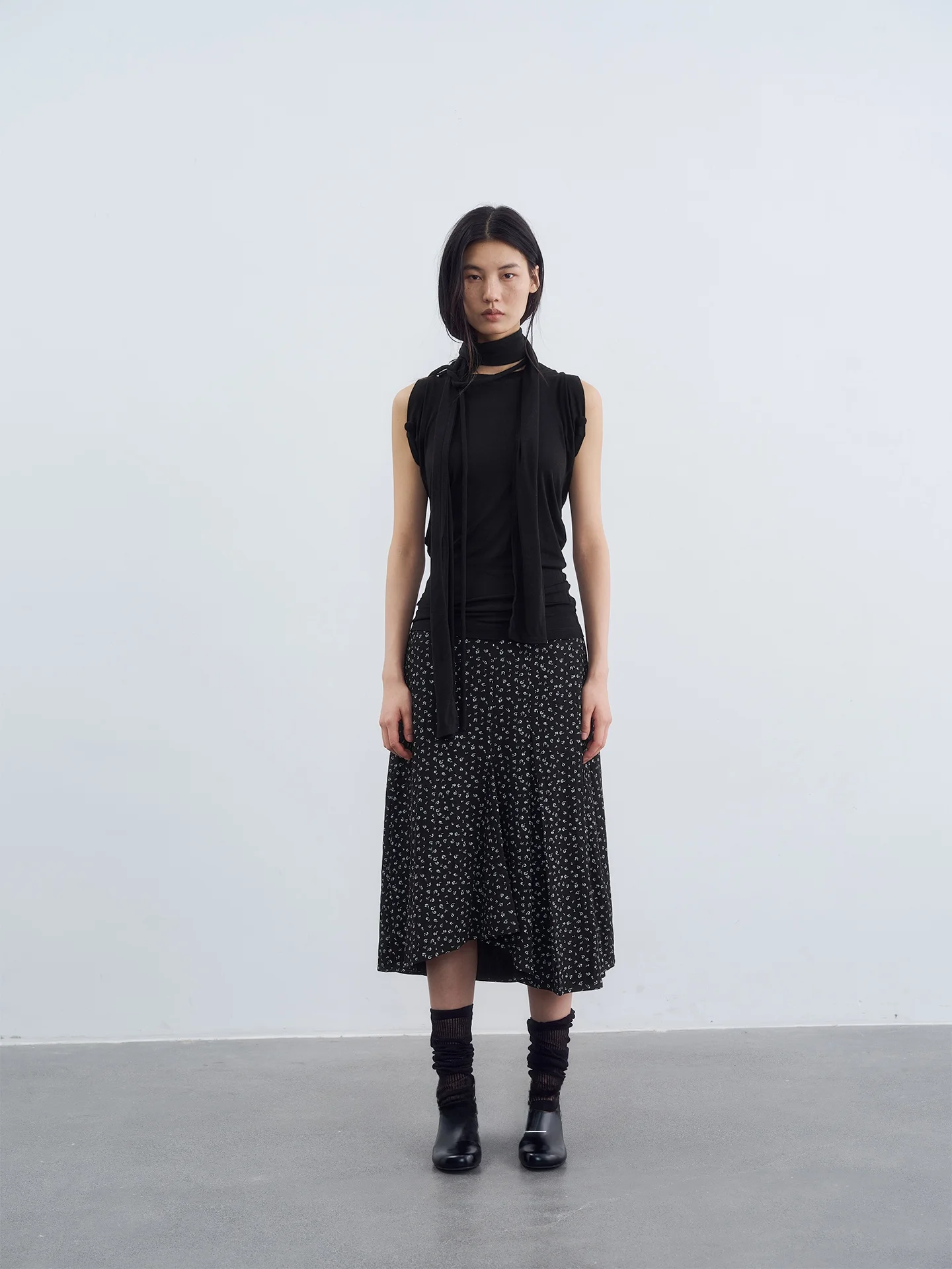 10月に着るレディース服装はどう選ぶ？ボタン飾り付きオフショルダーニットが解決する3つの悩み