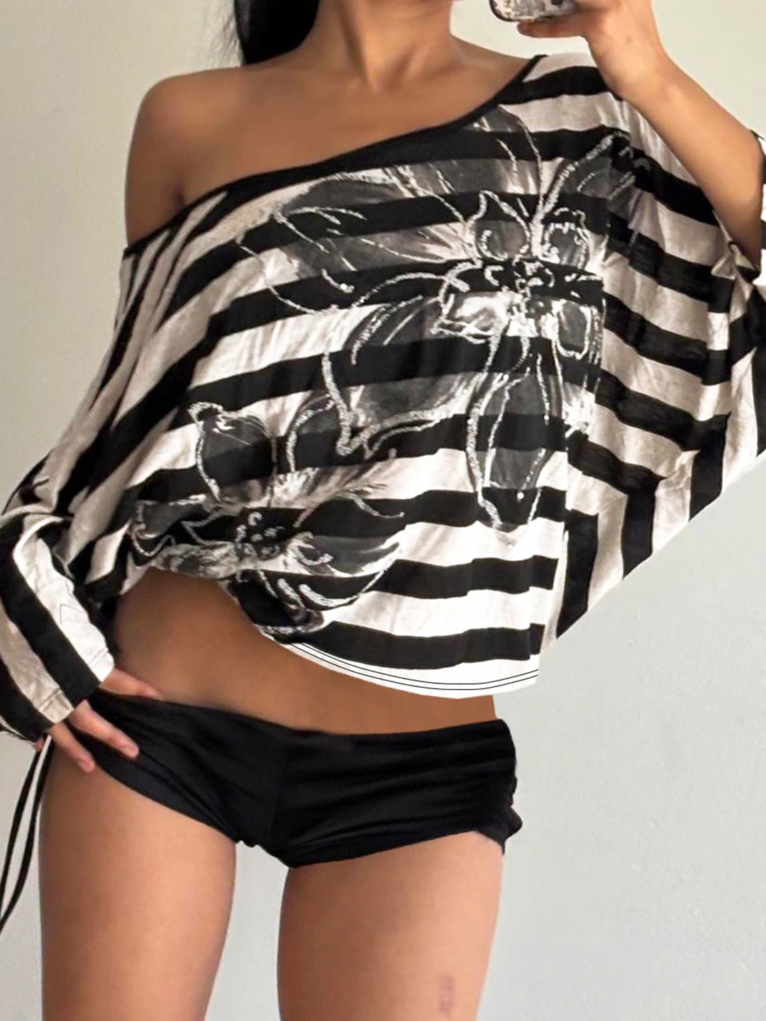 ライブTシャツで可愛さを演出するには？黒白ストライプと花柄のワンショルダーTシャツがおすすめ