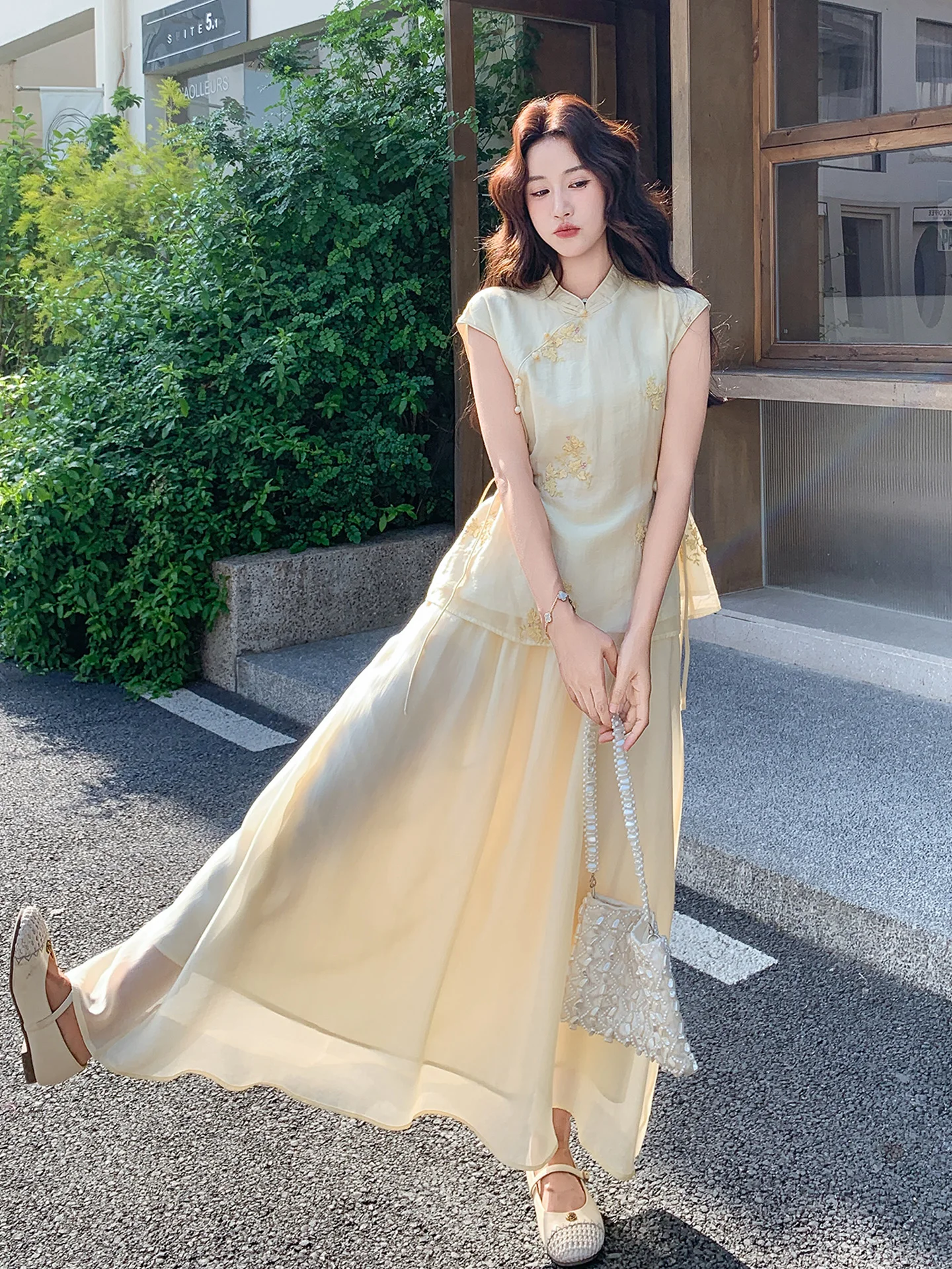 20代後半女性が今、選ぶべき「気質アップ」スタイルは？優雅な中国風刺繍ブラウスとスカートの魅力とは