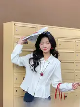 レトロデザインの長袖白シャツ【女性用・スリムフィット】