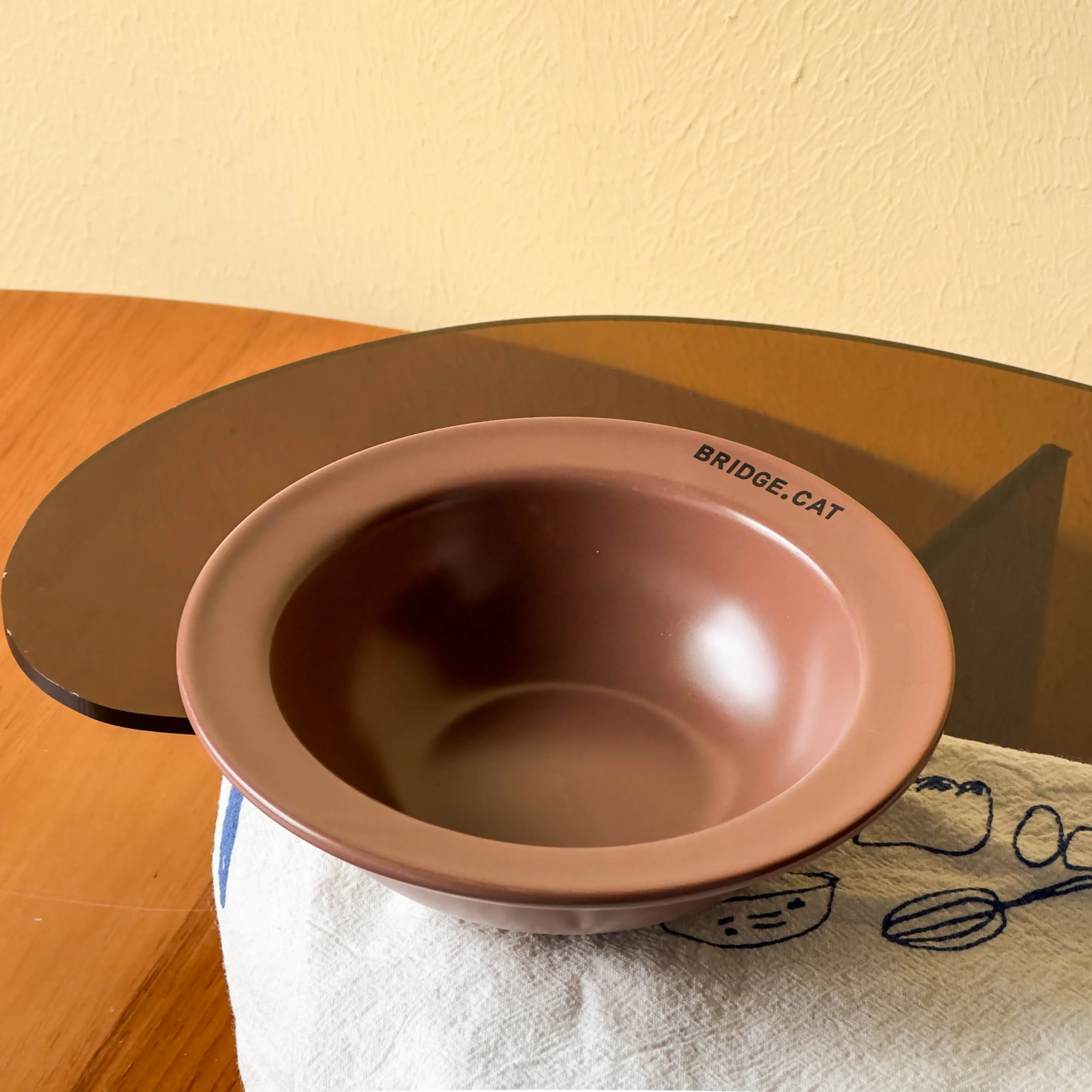 可愛いデザインの猫用陶器ボウル：防黒あごと滑り止め付き高台の実用性と選定ガイド
