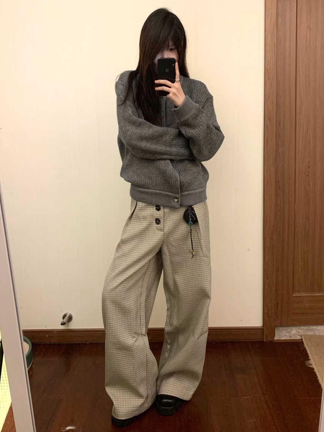 高身長対応 千鳥格子柄 ワイドパンツ：丈の長いデザインが脚のラインを美しく保つ理由