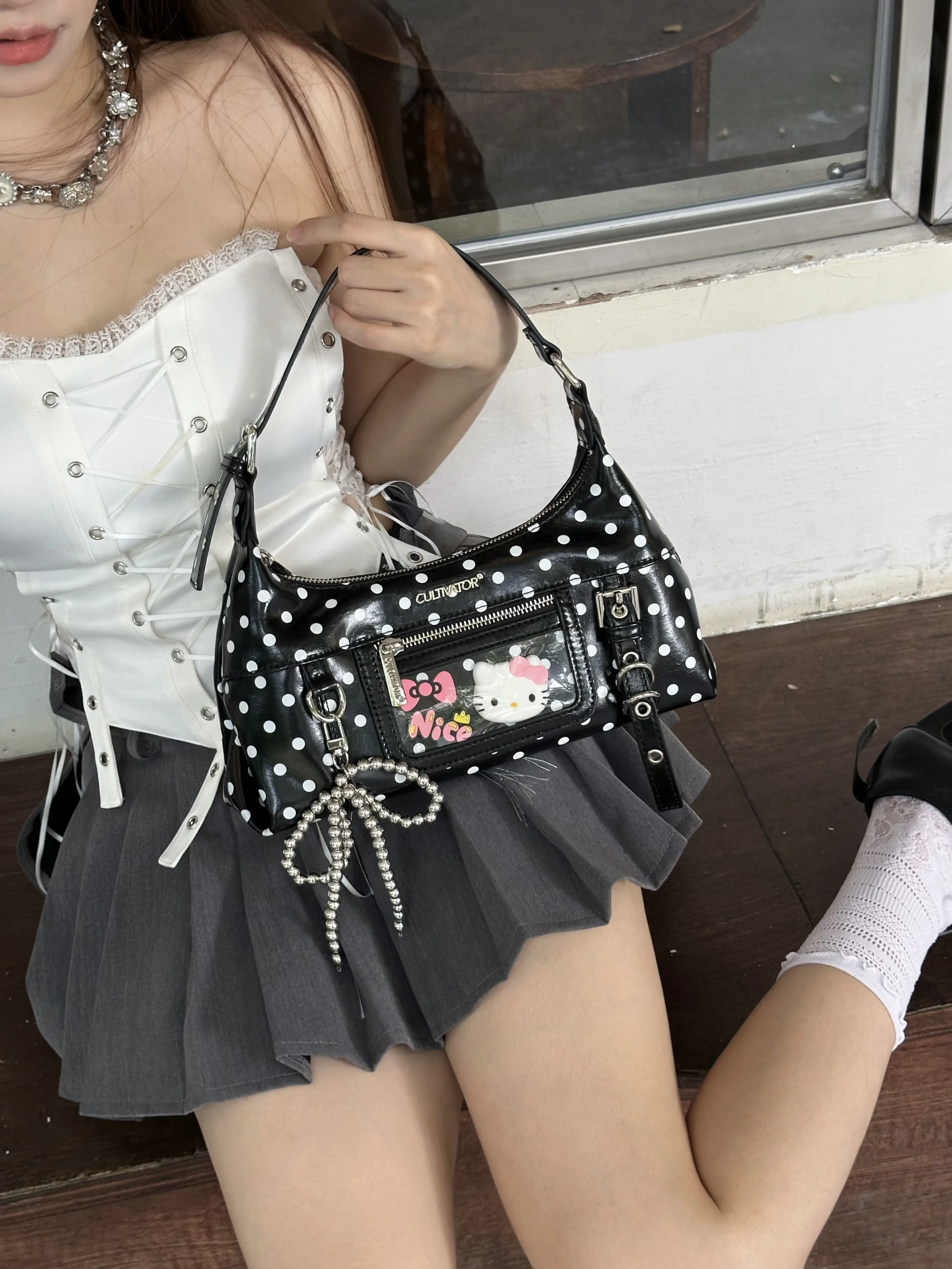 オイルワックス仕上げのビンテージ風ドット柄ショルダーバッグの実用性とデザイン特性