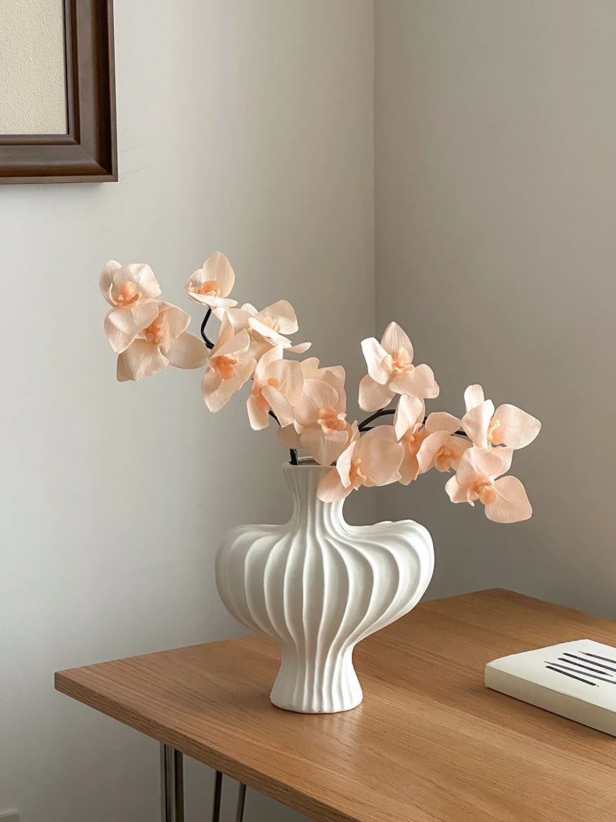 香槟色の胡蝶蘭造花：リアルな花のアレンジで空間を高級感に