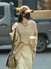 白色のゆったりしたクルーネックニットセーター【春季用・女性用・ナチュラルテイスト】