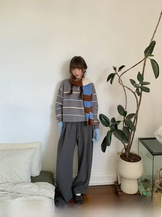 デザインにこだわったウエストゴム付きストレートパンツ【秋冬用・女性用・フレアシルエット】（セットアップ対応）