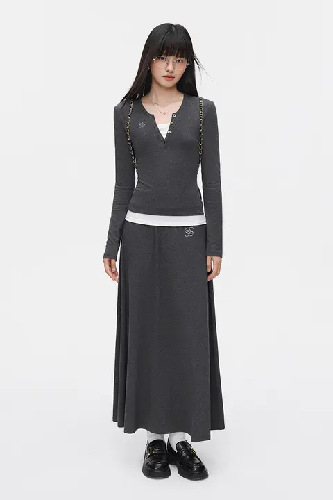 シンプルな二重襟デザインの長袖トップスとスカート秋用セットアップ対応