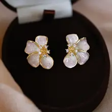 優雅な花デザインの痛みのないイヤクリップ【ピンク・高級感あり】