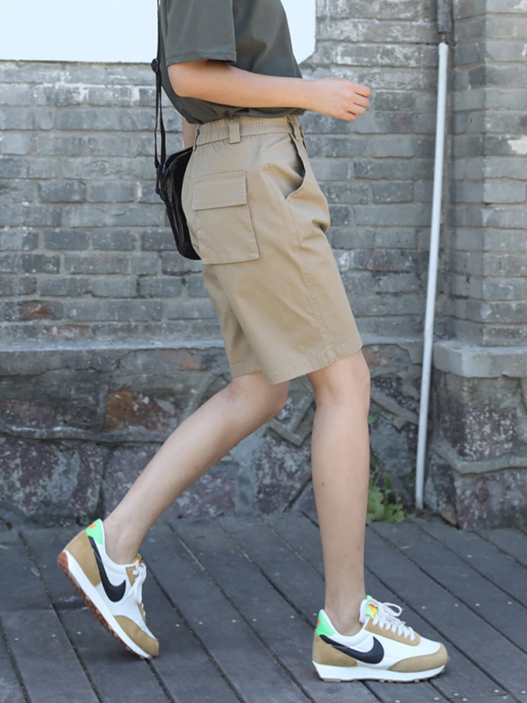きれいめコーデの基本スタイル | カーキ色ワークショートパンツの色合いとサイズ
