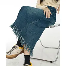 トレンドデザインのフリンジ付きデニムスカート【ハイウエスト・スリット・軽やかな長さ】