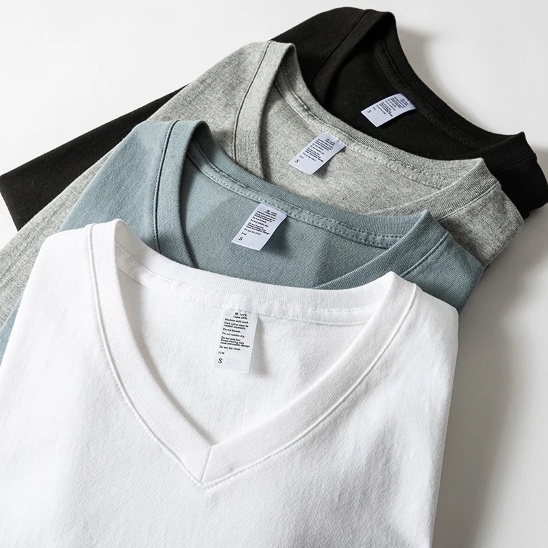 「Tシャツ形」で失敗しない着こなしは？VネックTシャツの選び方とアレンジのコツ
