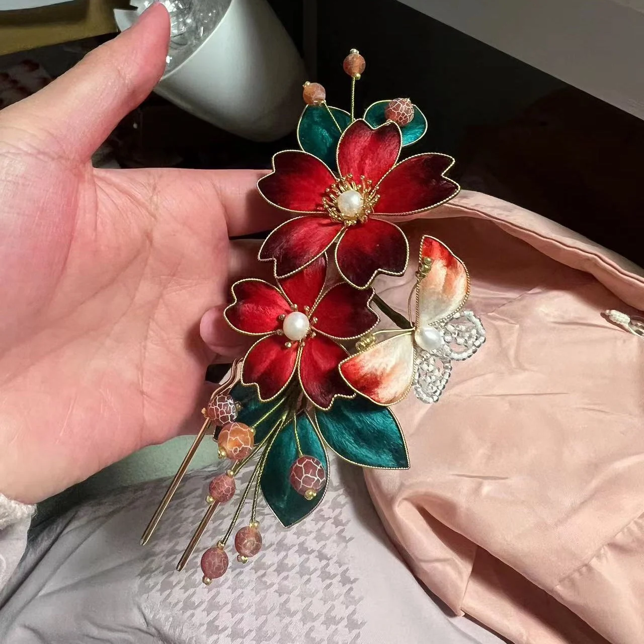 おしゃれな春の髪飾りを手作りでどう選ぶ？結婚式やお祭りにも使えるシルクの桜と蝶の髪飾りがおすすめ