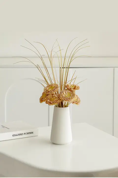 ミニマルデザインの白い陶器花瓶【テーブル用・フラワーアレンジ・チューリップ対応】