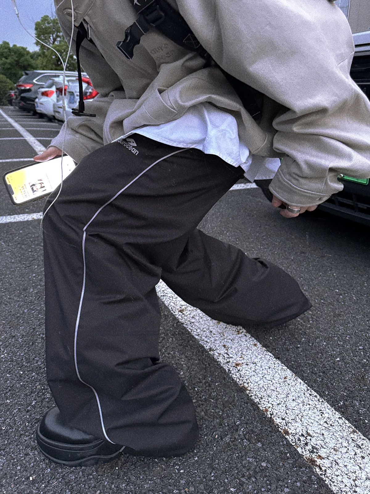 黒のレトロスポーツパンツ：対照色ストライプとストレッチ性で快適な日常を実現