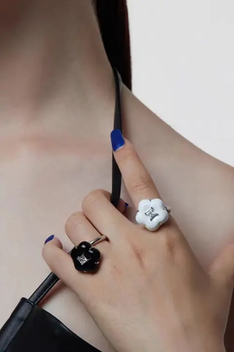 エナメル加工のファッションリング【シンプルデザイン・個性的なダイヤモンド装飾・花モチーフ】