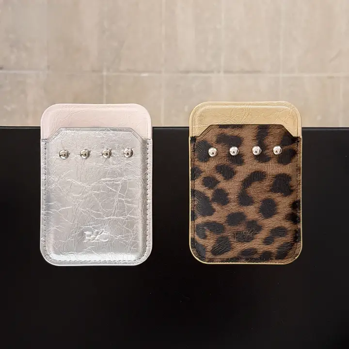 Rolincube 個性的なバイカラー油ワックスレザーのスタッズ付きマグネットカードケース【レオパード柄・Magsafe対応】