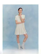 花柄テクスチャーとリボン付きの半袖プリーツワンピース【クラシックデザイン】