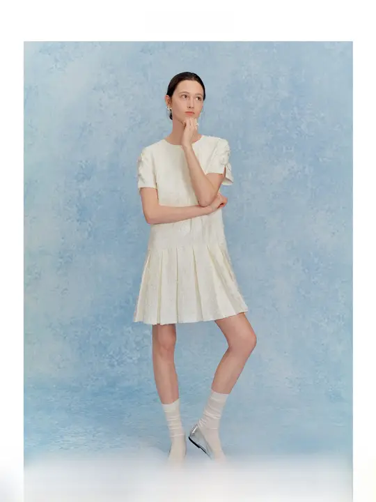 花柄テクスチャーとリボン付きの半袖プリーツワンピース【クラシックデザイン】