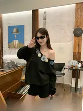 秋季にぴったりな立体花デザインのゆったりフィット長袖トップス【斜め肩デザイン・女性用】