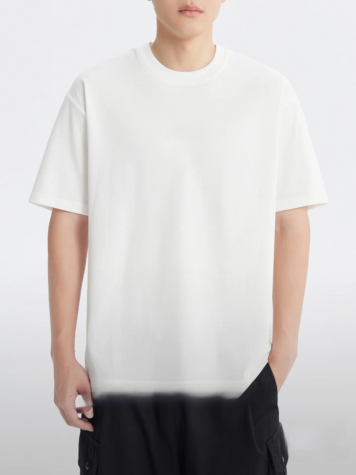 メンズ半袖Tシャツは、どう選ぶべきか？クールなデザインと通気性のバランスが鍵