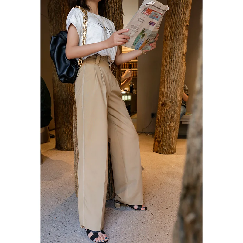 カーキ色のゆったりとしたストレートパンツ【高腰・女性用・シンプルデザイン】 きれいめコーデに最適なアイテム
