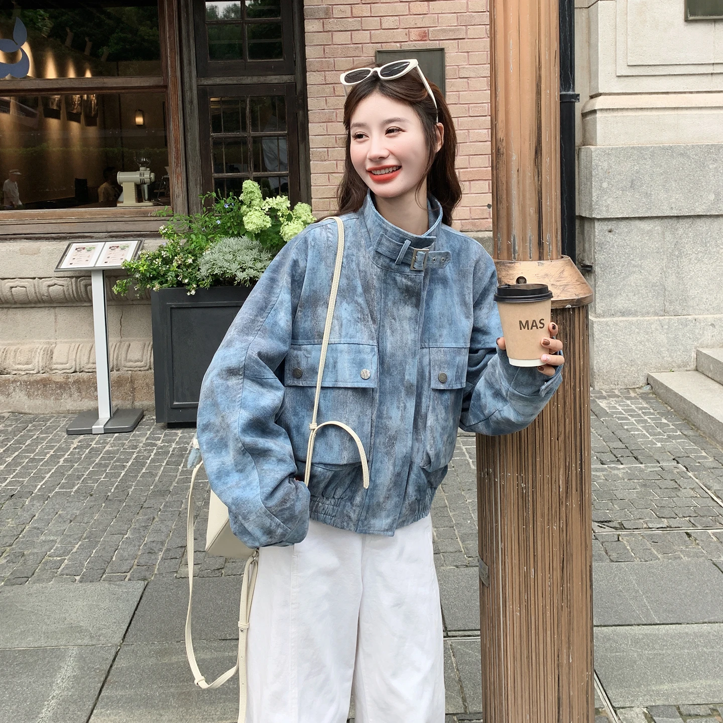 春夏向けデニムジャケット：小柄女性向けの直筒型ショート丈スタイル