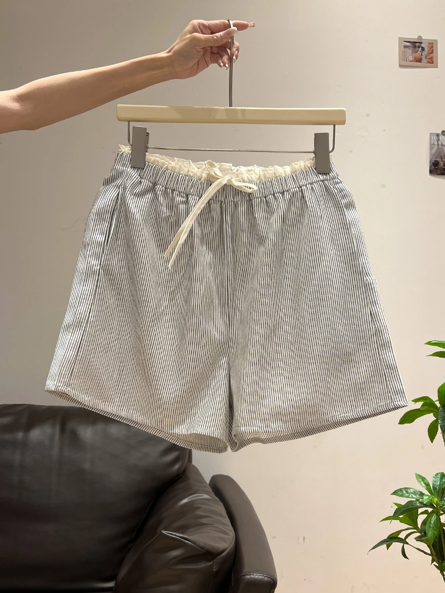 ショートパンツコーデで失敗しない方法は？青いストライプのリボンデザインが解決する夏のスタイル悩み