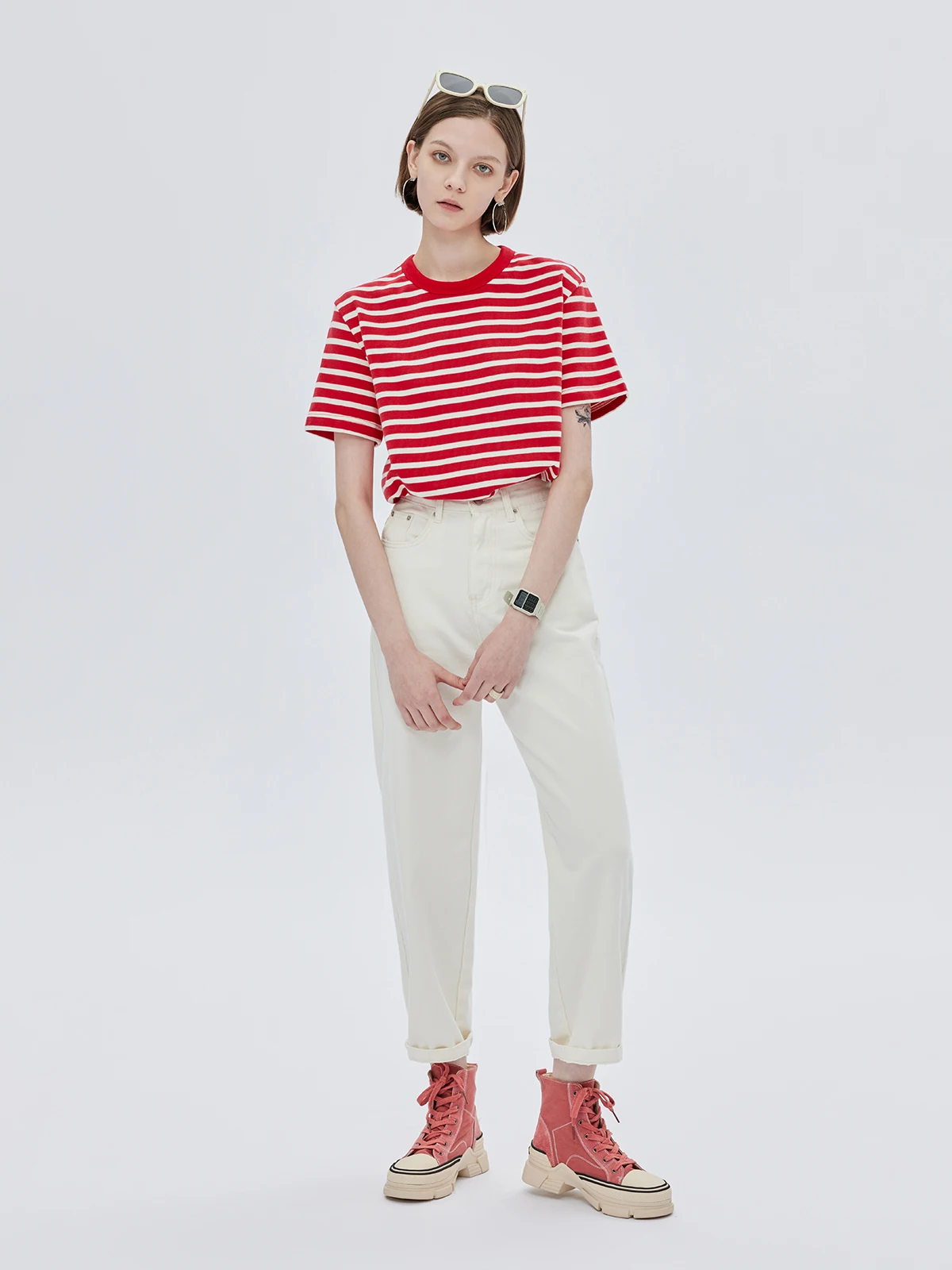 大人可愛い服 50代コーデ | 柔らかいリブ編みレッドストライプシャツで実現する心地よい日常