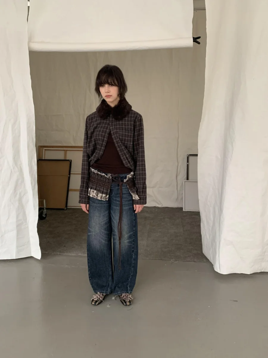 深いブルーのワイドレッグデニムパンツ：レトロデザインと水洗い加工が特徴