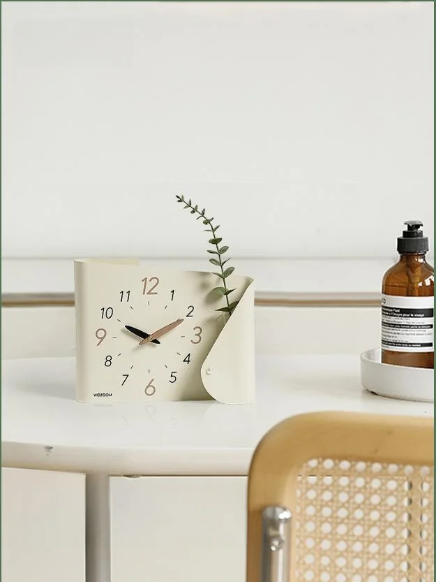 壁に時計を飾るなら、アナログの「静けさ」が一番？