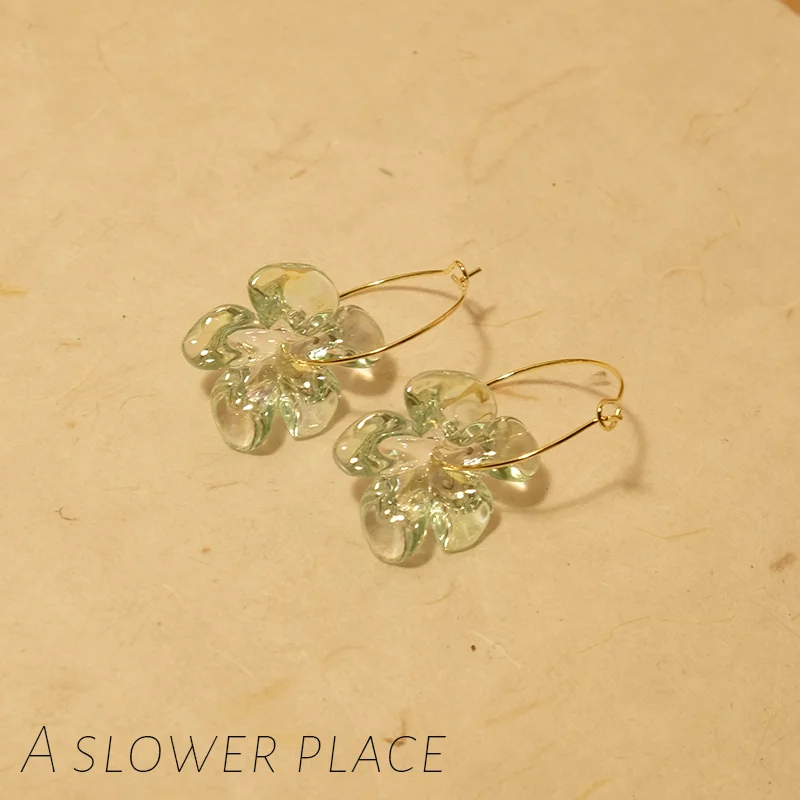 透明なレーザー効果の花びらイヤリング【14k金メッキ・ハンドメイド】