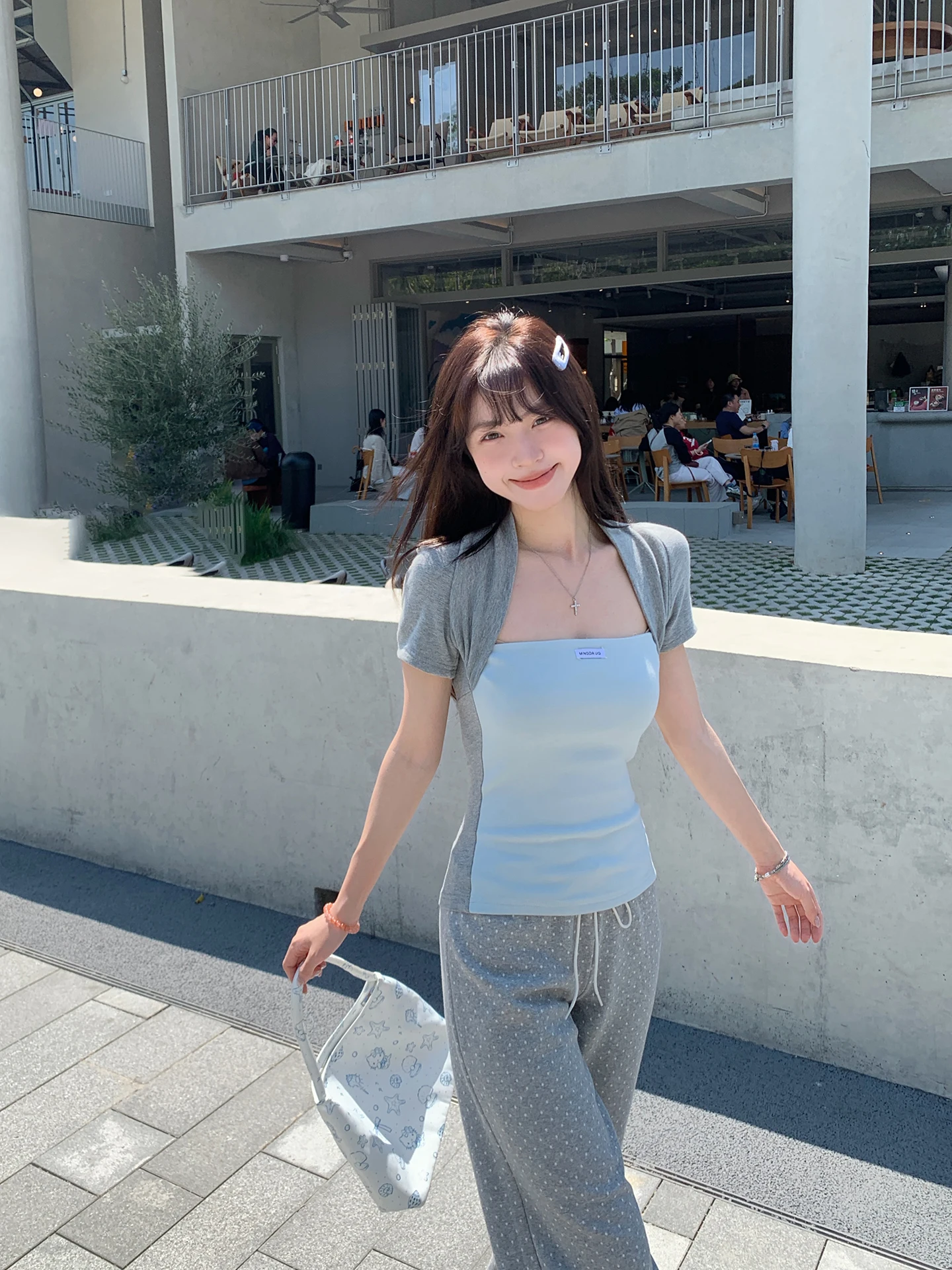 夏にぴったりなトッパー重ね着風ショートTシャツ：肩出し・フィット感・モダンデザインで着こなしを進化させる