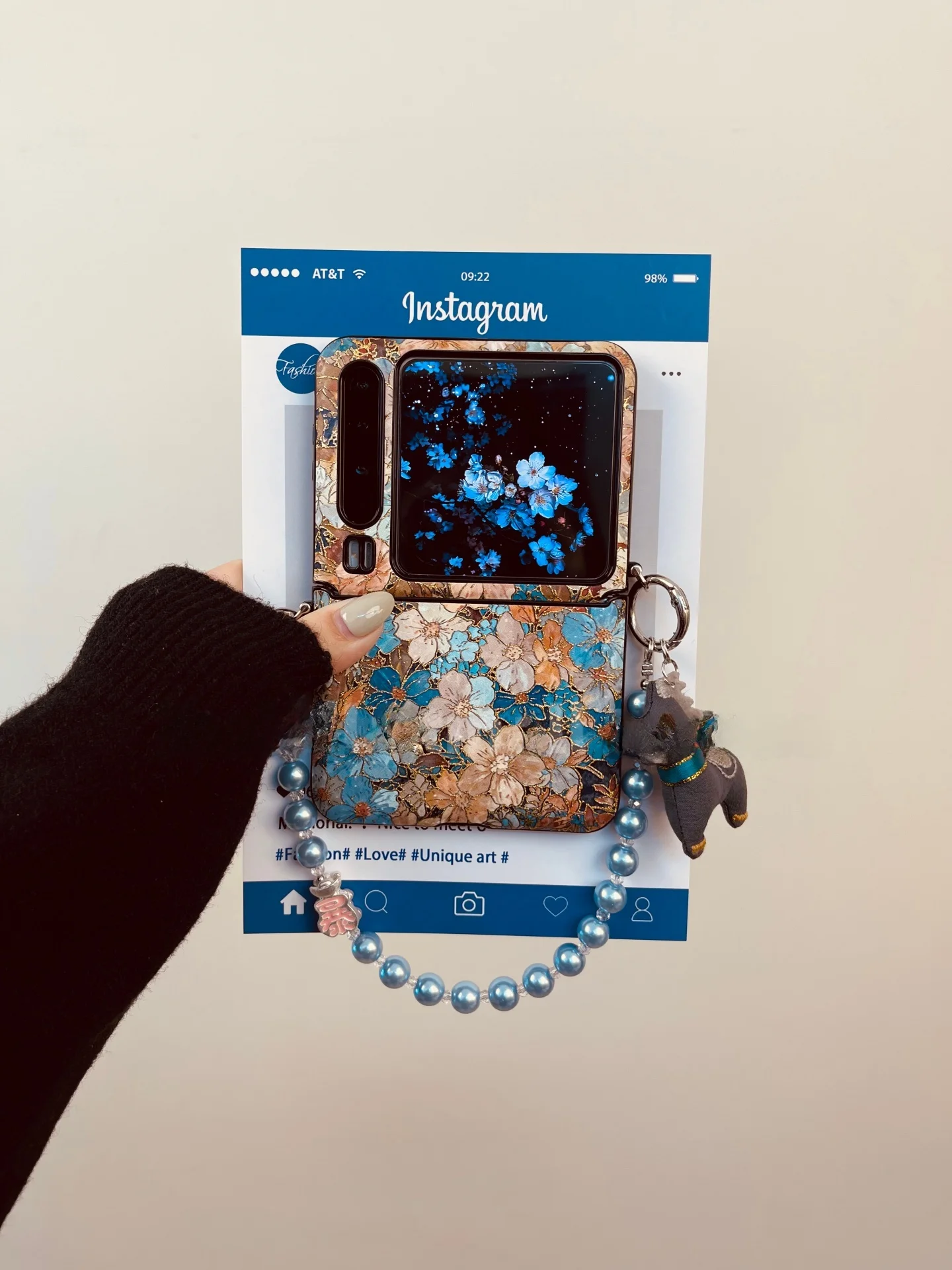 華やかなデザインのスマートフォンケース：折りたたみ式で全周保護とポケット付き