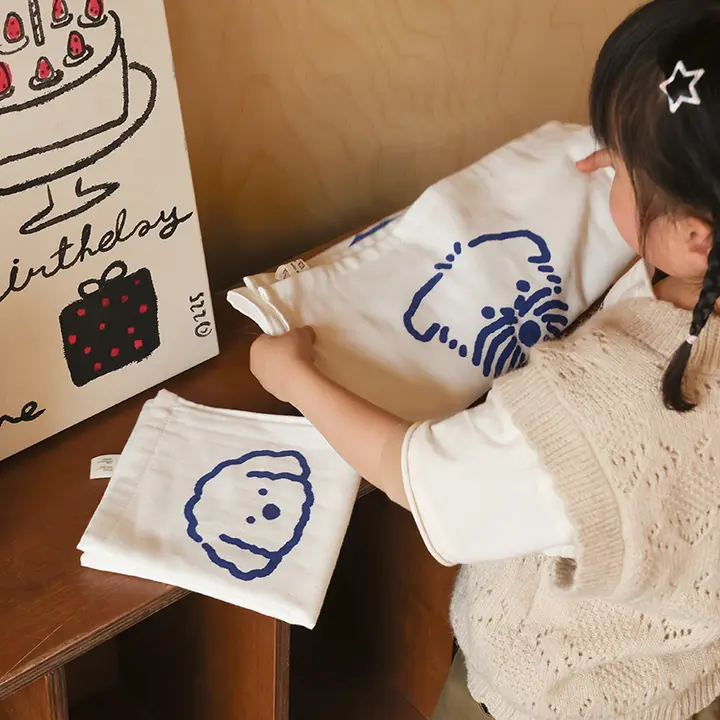 純綿製 柔らかい手描きの犬デザイン フェイスタオル【赤ちゃん用・吸水性・肌に優しい】