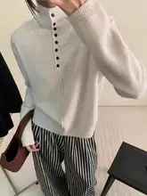 高級感あるシンプルなタートルネックウールニットトップス【ボタン付き・女性用・秋冬向け】