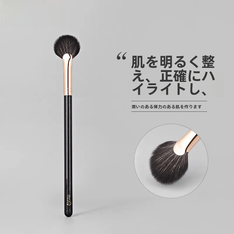 頬骨が目立つとどう見える？ハイライトブラシで自然な輪郭を演出するコツとは