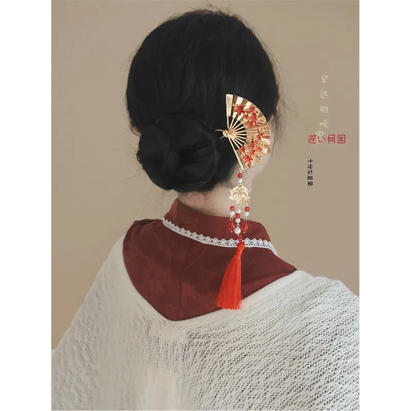 お宮参りにぴったりの髪飾りは？赤い扇子型ヘアピンがなぜ人気なのか