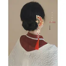 華やかなデザインの赤い扇子型髪飾り【結婚・婚礼・和装用・流れる房付き】