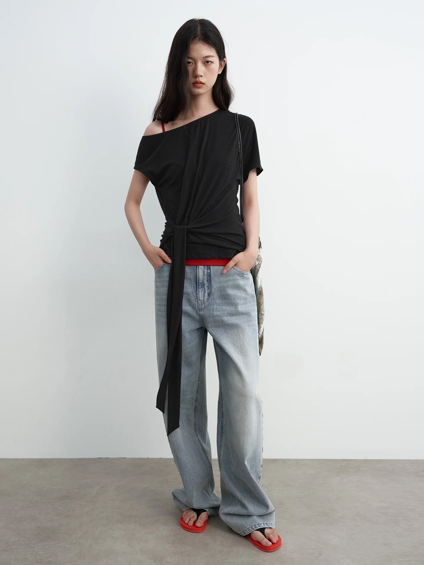 斜めに結んだ不対称ショルダーTシャツ：夏の通勤コーデでシンプルにオシャレを実現