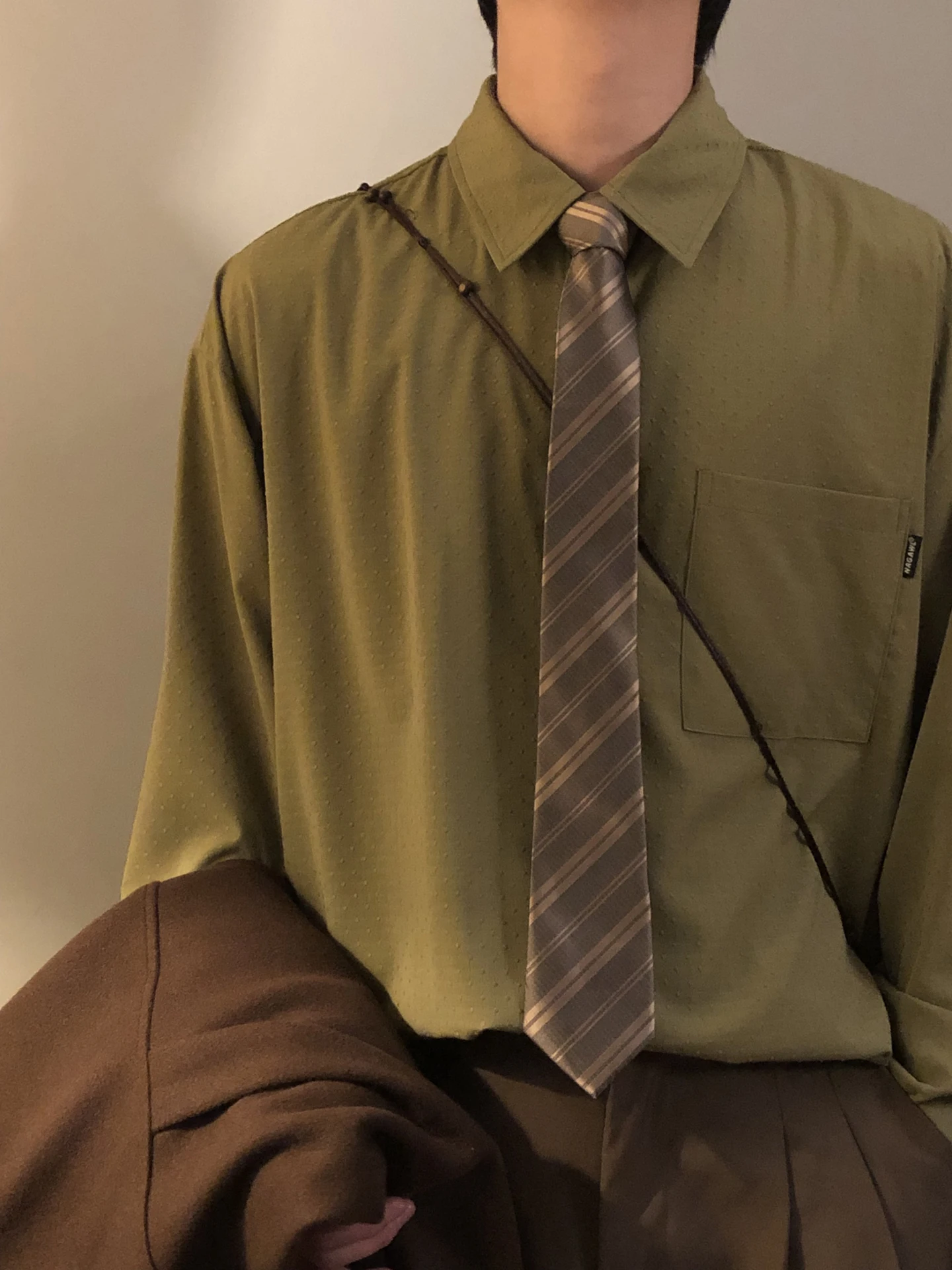 秋日美式カジュアル長袖シャツ：chambray shirtの定番としての実用性とシーン別活用