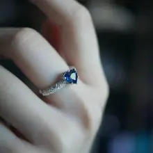 ロイヤルブルーのブルークリスタルハートリング【S925銀メッキ・宝石付き・ファッションアクセサリー】