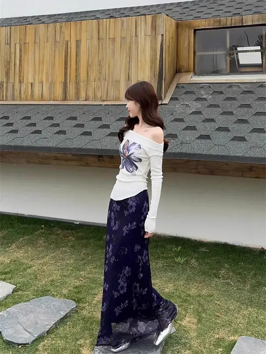 オフショルダーの花柄長袖Tシャツとハイウエストスカートの秋用コーディネート（セットアップ対応）