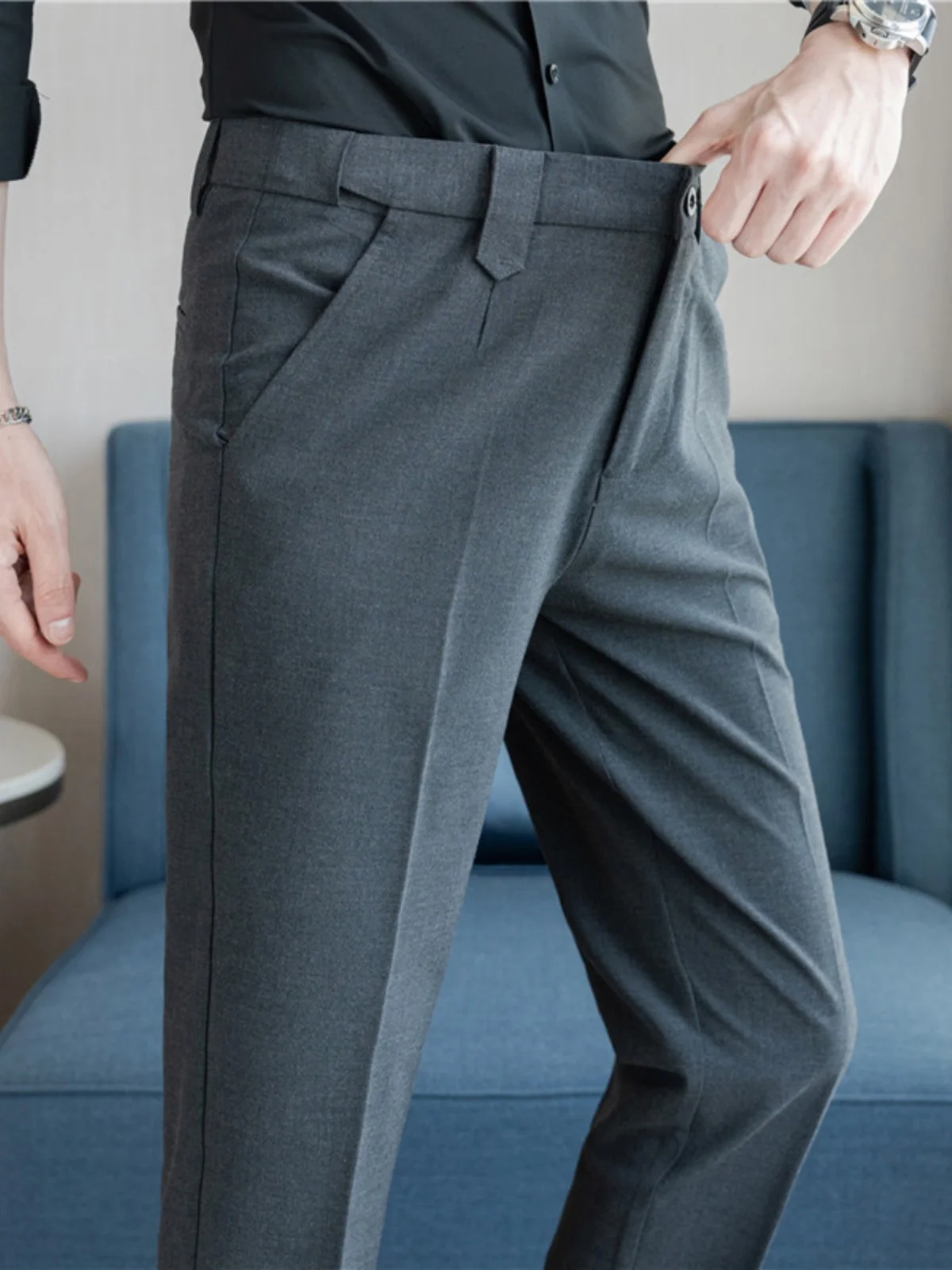 青いパンツで通勤を救う方法は？40代から50代の男性に最適なビジネスカジュアルスタイルとは