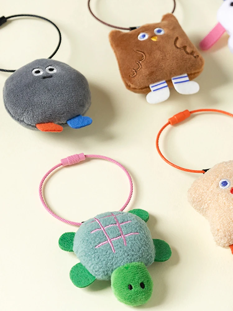 かわいいカートゥーンデザインのミニ毛むくじゃらキーチェーン：romaneブランドの小物アクセサリーが提供するデザインと実用性