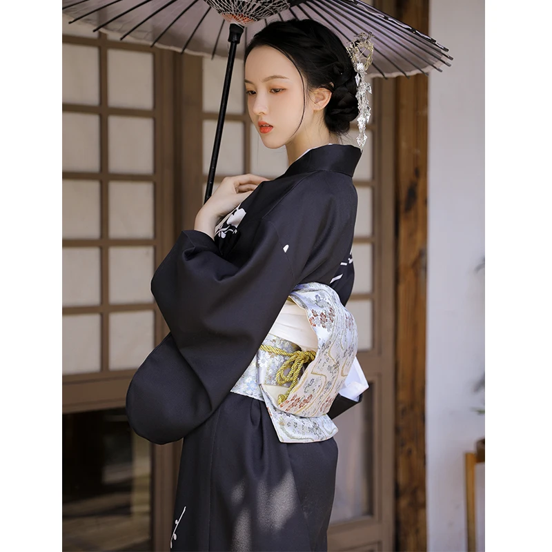 雪景色デザ インのレトロ和服：2026年ハロウィンのテーマに最適な神明少女スタイル