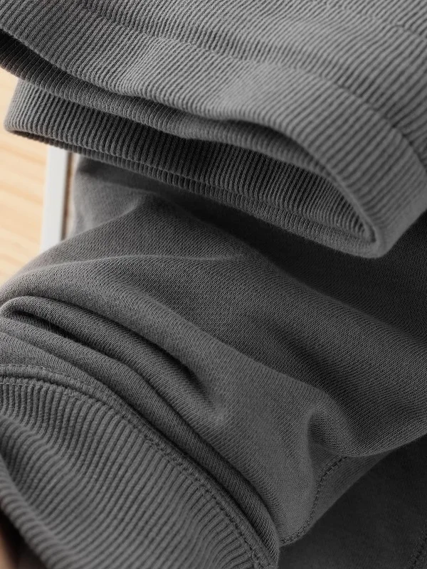dark gray と silver の違いを知れば、どんなシーンで着るかがわかる！？