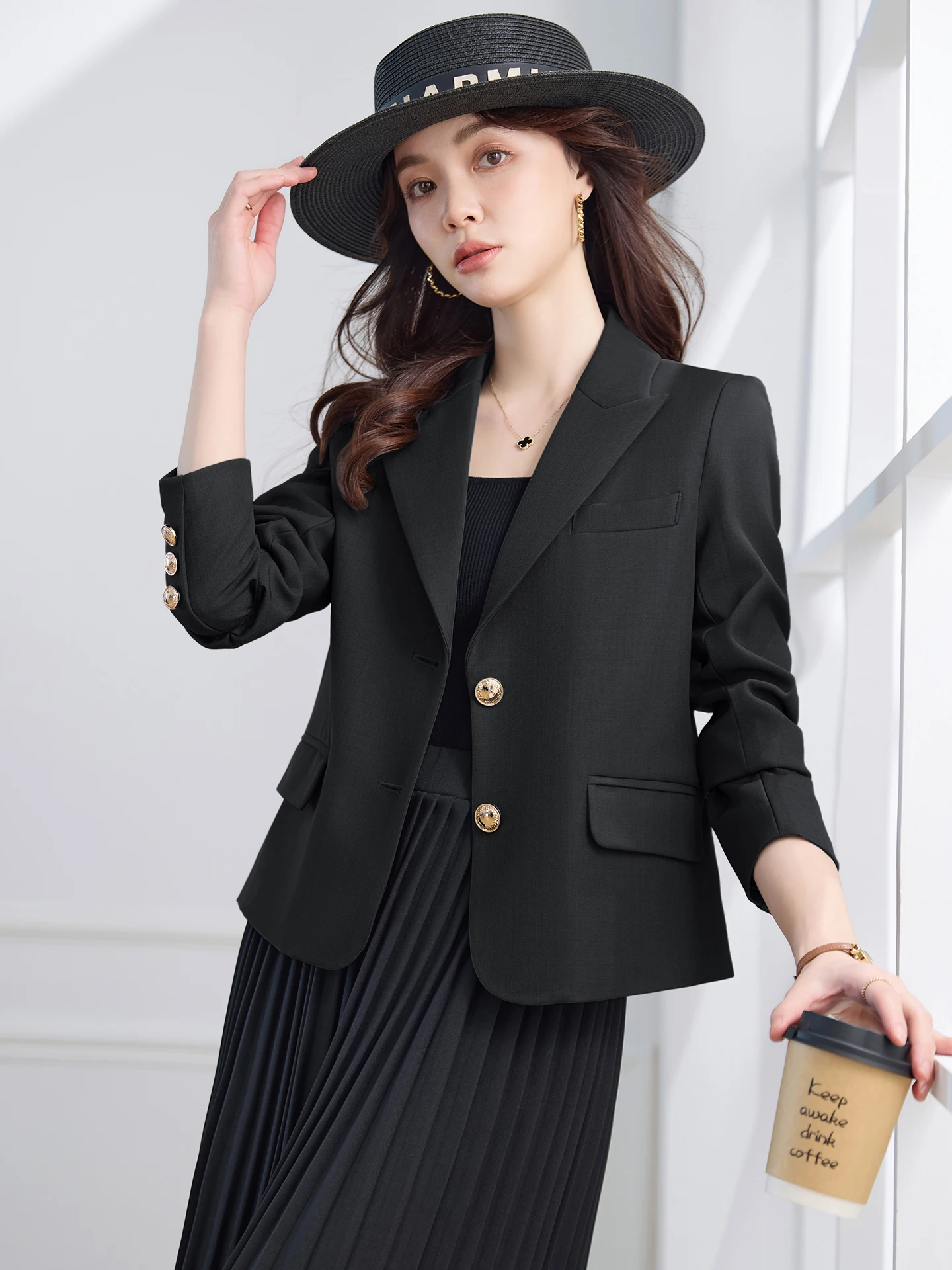 スーツっぽい私服 レディースの通勤シーンに最適なショートスーツジャケットとは