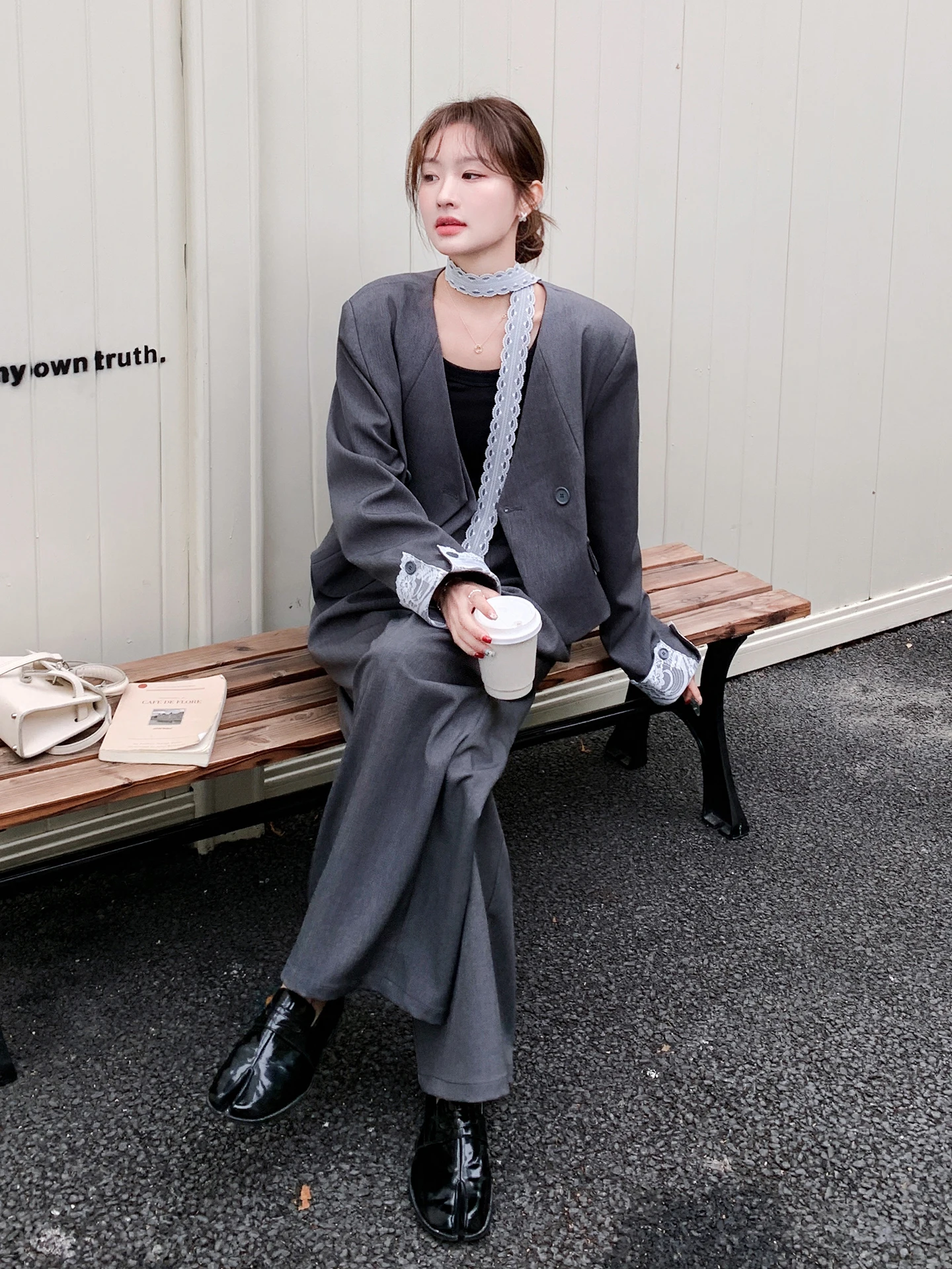 通勤服40代おすすめ：グレーのレース切替スーツセットアップ対応